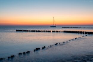 Deutschland - Insel Rügen, Dranske, Segelschiff am Strand