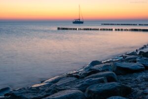 Deutschland - Insel Rügen, Dranske, Segelschiff am Strand