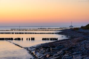 Deutschland - Insel Rügen, Dranske, Segelschiff am Strand