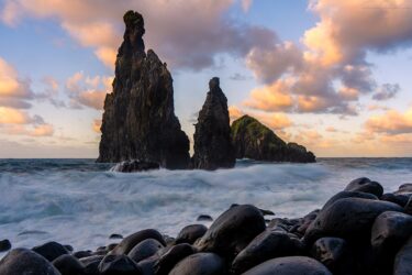 Madeira - Felsen am Strand von Ilhéus da Ribeira da Janela