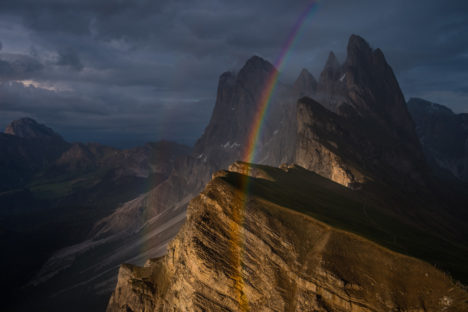 Dolomiten: Unwetter und Regenbogen über der Seceda mit Geislerspitzen, Naturparks Puez-Geisler, Südirol Dolomiten: Unwetter und Regenbogen über der Seceda mit Geislerspitzen, Naturparks Puez-Geisler, Südirol